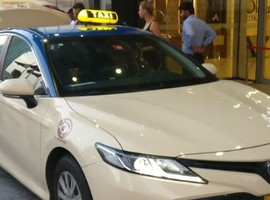 Toyota Camry в богатой комплектации ездит по Дубаи как такси