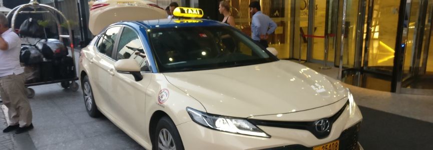 Toyota Camry в богатой комплектации ездит по Дубаи как такси